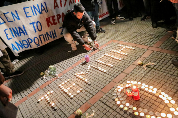 Τέμπη: Λουλούδια και κεριά στη μνήμη των θυμάτων έξω από τον ΟΣΕ στη Λάρισα