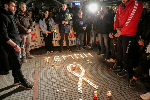 Τέμπη: Λουλούδια και κεριά στη μνήμη των θυμάτων έξω από τον ΟΣΕ στη Λάρισα