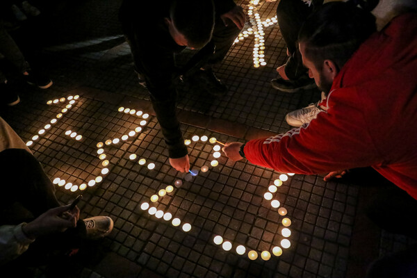 Τέμπη: Λουλούδια και κεριά στη μνήμη των θυμάτων έξω από τον ΟΣΕ στη Λάρισα