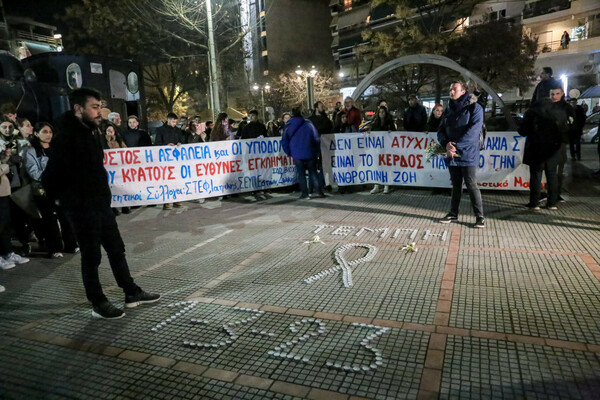 Τέμπη: Λουλούδια και κεριά στη μνήμη των θυμάτων έξω από τον ΟΣΕ στη Λάρισα