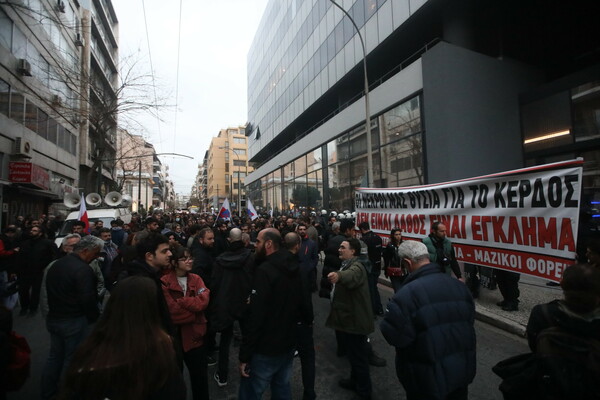 Δυστύχημα στα Τέμπη: Συγκέντρωση του ΠΑΜΕ στα γραφεία της Hellenic Train- «Οι νεκροί μας, τα κέρδη του»