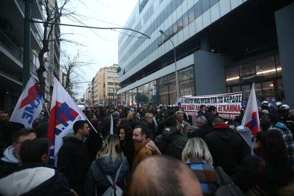 Δυστύχημα στα Τέμπη: Συγκέντρωση του ΠΑΜΕ στα γραφεία της Hellenic Train- «Οι νεκροί μας, τα κέρδη του»