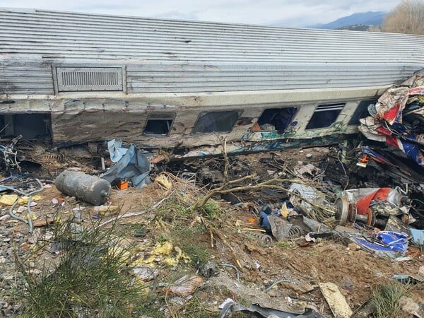 Αποκλειστικές φωτογραφίες από το σιδηροδρομικό δυστύχημα στα Τέμπη