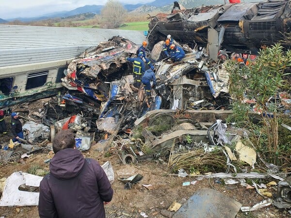 Αποκλειστικές φωτογραφίες από το σιδηροδρομικό δυστύχημα στα Τέμπη