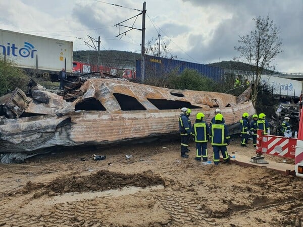 Αποκλειστικές φωτογραφίες από το σιδηροδρομικό δυστύχημα στα Τέμπη