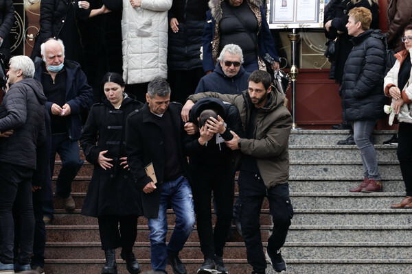 Τελευταίο αντίο σε ένα κορίτσι 34 ετών, θύμα της σύγκρουσης των τρένων