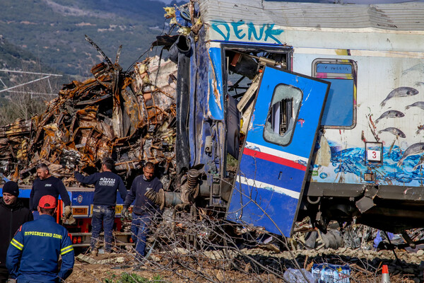 Τέμπη: «Ήταν να επιβιβαστώ στο δεύτερο βαγόνι, ο φίλος μου είπε μπες στο τελευταίο»