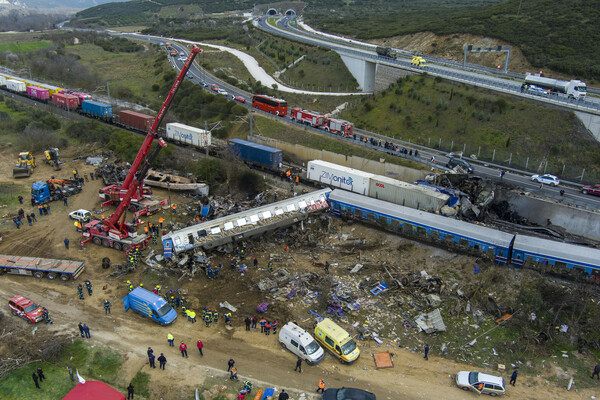 Τέμπη: Ενός λεπτού σιγή στον τόπο της τραγωδίας - Οι διασώστες απέτισαν φόρο τιμής στους νεκρούς