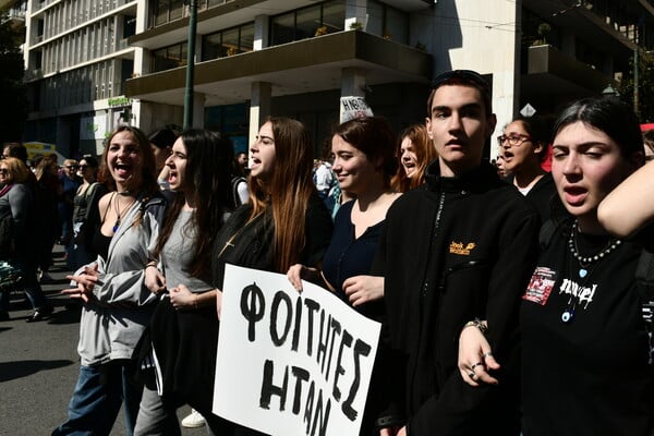 H oργή, ο παλμός, τα συνθήματα μιας μεγαλειώδους διαδήλωσης