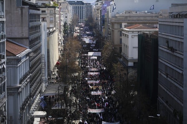 H oργή, ο παλμός, τα συνθήματα μιας μεγαλειώδους διαδήλωσης