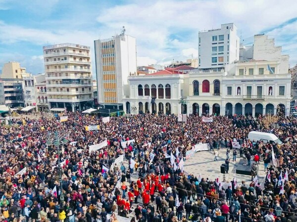 Τέμπη: Ένταση στην Πάτρα - Χημικά και μπογιές έξω από τον ΟΣΕ