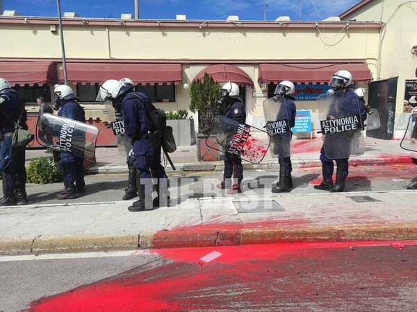 Τέμπη: Ένταση στην Πάτρα - Χημικά και μπογιές έξω από τον ΟΣΕ