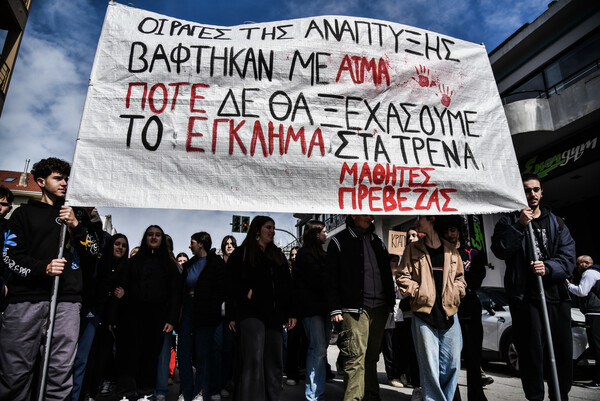 Εικόνες από τα μαζικά συλλαλητήρια στη χώρα για την τραγωδία στα Τέμπη