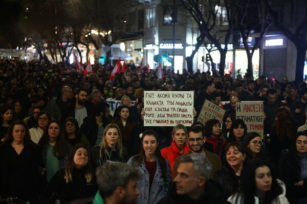 Νέα μεγάλη πορεία στην Θεσσαλονίκη: «Το έγκλημα στα Τέμπη δεν θα ξεχαστεί», φωνάζουν οι διαδηλωτές