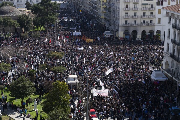 Εικόνες από τα μαζικά συλλαλητήρια στη χώρα για την τραγωδία στα Τέμπη