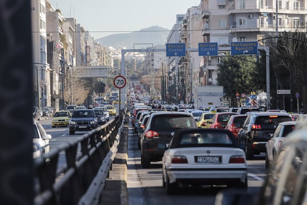 Κίνηση στους δρόμους: «Σημειωτόν» σε πολλές κεντρικές αρτηρίες - Πού υπάρχουν προβλήματα