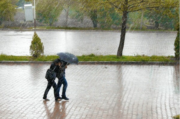 Meteo: Βροχές και καταιγίδες αύριο στο μεγαλύτερο μέρος της χώρας - Πιθανότητα χαλαζόπτωσης στα δυτικά 