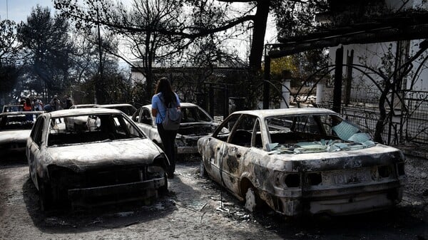 Καμένα αυτοκίνητα από τη φωτιά στο Μάτι.