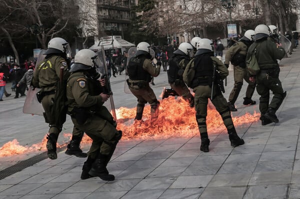 Επεισόδια με μολότοφ και χημικά στο Σύνταγμα- Στο συλλαλητήριο για τα Τέμπη