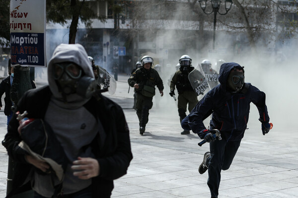 Χημικά και μολότοφ στο κέντρο της Αθήνας- Μετά τη λήξη της συγκέντρωσης για το δυστύχημα στα Τέμπη