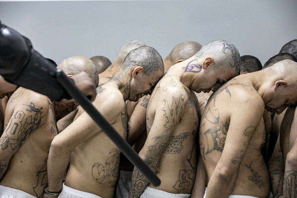 Ελ Σαλβαδόρ: Άλλοι 2.000 κρατούμενοι στη «μεγαλύτερη φυλακή της Αμερικής»- Αλυσοδεμένοι, μόνο με εσώρουχα
