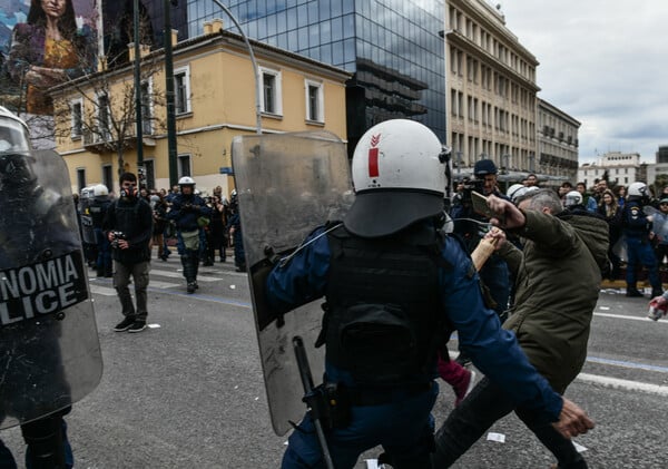 Χημικά και μολότοφ στο κέντρο της Αθήνας- Μετά τη λήξη της συγκέντρωσης για το δυστύχημα στα Τέμπη