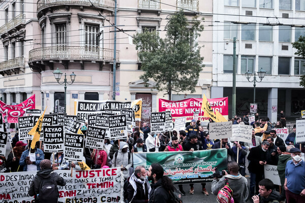 «Από τα Τέμπη, μέχρι τα σύνορα δολοφονούν»: Συλλαλητήριο κατά του ρατσισμού και του φασισμού στην Αθήνα