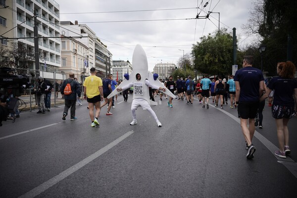 Ημιμαραθώνιος 2023: 19.000 δρομείς, τρεις διαδρομές, όλοι «νικητές»- Εικόνες από το κέντρο της Αθήνας