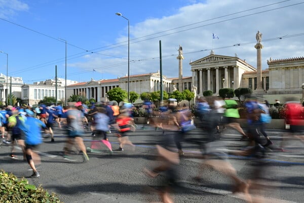 Ημιμαραθώνιος 2023: 19.000 δρομείς, τρεις διαδρομές, όλοι «νικητές»- Εικόνες από το κέντρο της Αθήνας