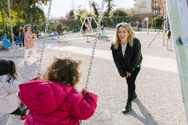 Η πρόκληση του να είσαι νέος γονιός στην Αθήνα του 2023