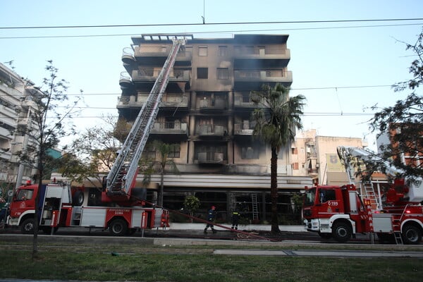 Νέα Σμύρνη: Φωτιά σε εστιατόριο, επεκτάθηκε σε πολυκατοικία- Ένας τραυματίας