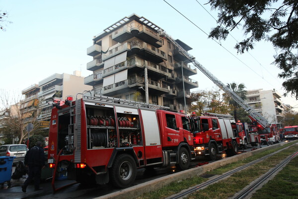 Νέα Σμύρνη: Φωτιά σε εστιατόριο, επεκτάθηκε σε πολυκατοικία- Ένας τραυματίας