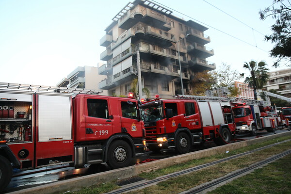 Νέα Σμύρνη: Φωτιά σε εστιατόριο, επεκτάθηκε σε πολυκατοικία- Ένας τραυματίας