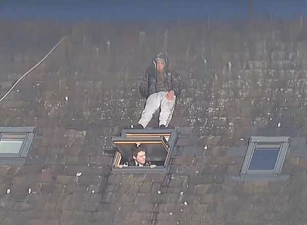 «Είναι ακριβώς από πάνω σου»: Σκαρφάλωσε σε στέγη για να μην συλληφθεί, viral η φωτογραφία