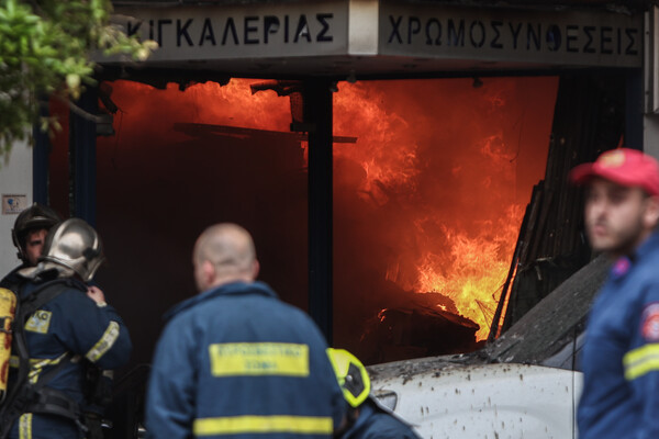 Πειραιάς: Μεγάλη φωτιά σε μαγαζί με χρώματα- Διακοπή κυκλοφορίας