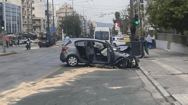 Τροχαίο στην Αλεξάνδρας: ΙΧ «καρφώθηκε» σε κολώνα- Τρεις τραυματίες