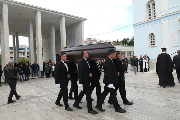 Ρένα Κουμιώτη: Συγγενείς και φίλοι στο τελευταίo «αντίο»