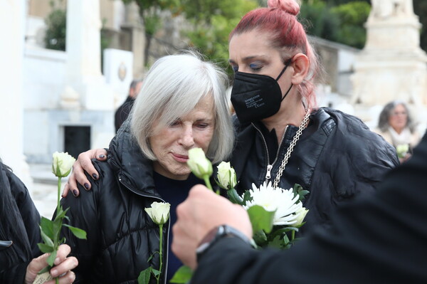 Ρένα Κουμιώτη: Συγγενείς και φίλοι στο τελευταίo «αντίο»