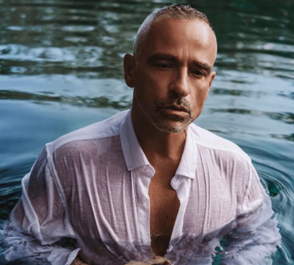 Ο Eros Ramazzotti έγινε παπούς