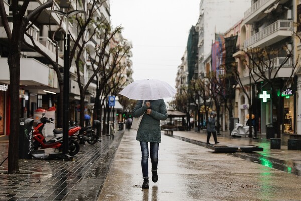 Καιρός: Βροχές, καταιγίδες και πτώση της θερμοκρασίας σήμερα