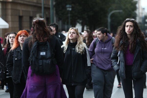 «Κάτω τα χέρια από τα παιδιά»- Συγκέντρωση αλληλεγγύης για την 12χρονη στον Κολωνό 