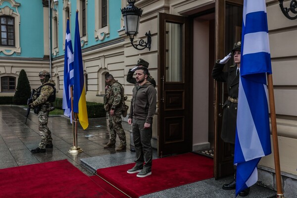 Τηλεφωνική επικοινωνία Μητσοτάκη-Ζελένσκι και νέα στήριξη στην Ουκρανία 