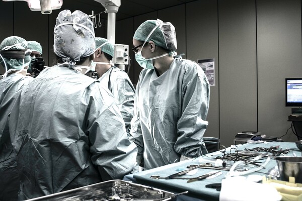 Πάτρα: Ξέχασαν βελόνα σε κοιλιά ασθενή μετά από χειρουργείο