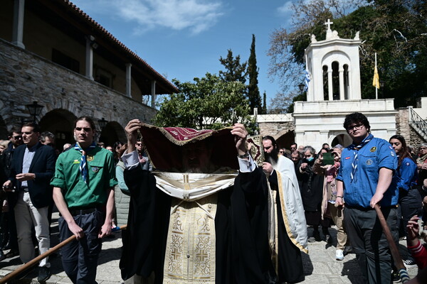 Μεγάλη Παρασκευή: Εικόνες από την τελετή της αποκαθήλωσης 