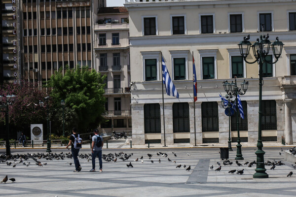 Εικόνες από την άδεια Αθήνα, Κυριακή του Πάσχα