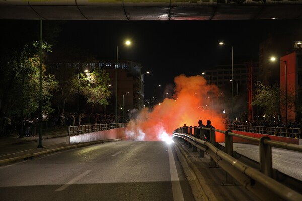 «Διαφορετική» Ανάσταση με μολότοφ και βεγγαλικά για μια ακόμη χρονιά στο Νέο Κόσμο