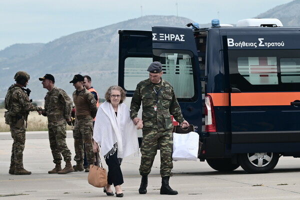 Έφτασαν με μεταγωγικό οι πρώτοι Έλληνες από το Σουδάν