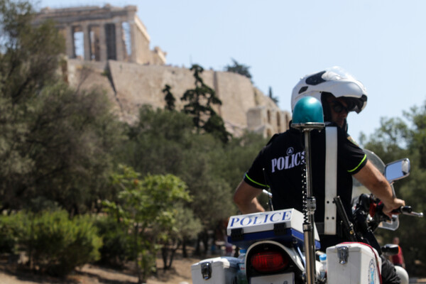 Ακρόπολη: Συνελήφθη άνδρας που επιχείρησε να βιάσει 33χρονη στη μέση του δρόμου