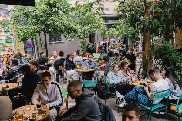 Ο Χασάν των Εξαρχείων ονειρεύτηκε μια θάλασσα που ενώνει τους λαούς