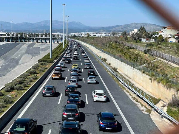 Κομφούζιο στην Αττική οδό- Έπειτα από καραμπόλα πέντε οχημάτων